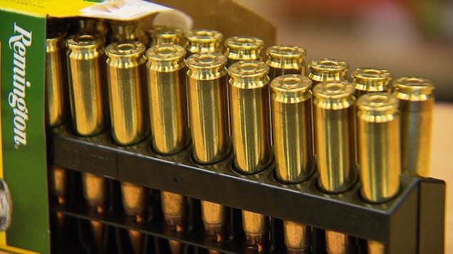 Une boite de cartouche de marque Remington.