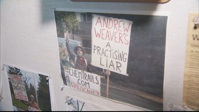 Une photo d'un manifestant avec une pancarte qui indique « Andrew Weaver est un menteur » Une photo d'un manifestant avec une pancarte qui indique « Andrew Weaver est un menteur »