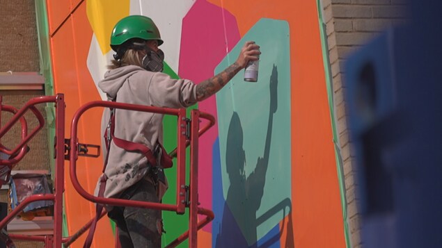Un artista tiene un graffiti en una góndola. 