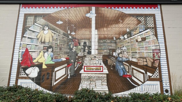 Une murale qui dépeint un magasin général d'antan.