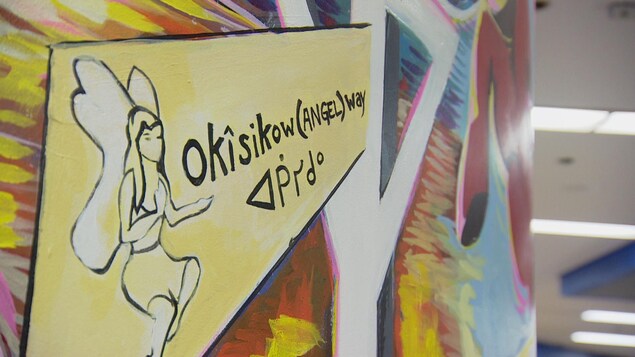 Un détail de la murale où figure le mot « ange », en l'honneur des femmes autochtones disparues ou assassinées. Un détail de la murale où figure le mot « ange », en l'honneur des femmes autochtones disparues ou assassinées.