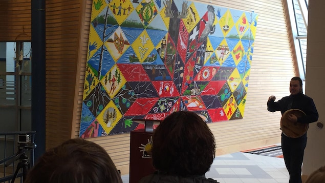 Une murale dans une école autochtone à Constance Lake, en Ontario. Une murale dans une école autochtone à Constance Lake, en Ontario.