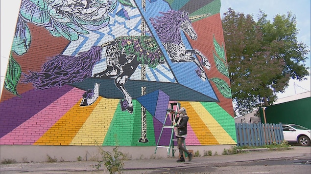 MC Grou au travail pour la murale