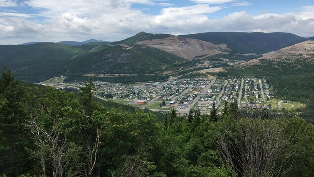 La ville de Murdochville entourée par les montagnes.