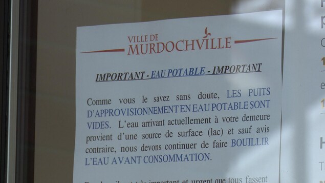 Affiche demandant aux résidents de réduire leur consommation d'eau. Affiche demandant aux résidents de réduire leur consommation d'eau.