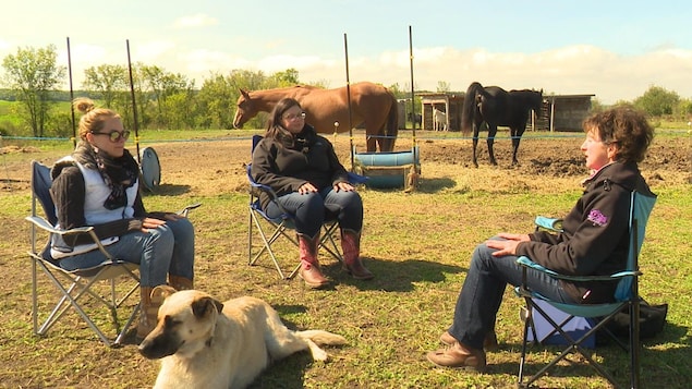 Trois femmes méditent les yeux fermés sur un ranch. Trois femmes méditent les yeux fermés sur un ranch.
