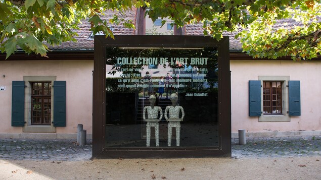 Le devant du musée où l'on peut lire une citation de Jean Dubuffet sur une vitre : « L'art ne vient pas se coucher dans les lits qu'on a faits pour lui; il se sauve aussitôt qu'on prononce son nom. Ce qu'il aime, c'est l'incognito, ses meilleurs moments sont quand il oublie comment il s'appelle. » Le devant du musée où l'on peut lire une citation de Jean Dubuffet sur une vitre : « L'art ne vient pas se coucher dans les lits qu'on a faits pour lui; il se sauve aussitôt qu'on prononce son nom. Ce qu'il aime, c'est l'incognito, ses meilleurs moments sont quand il oublie comment il s'appelle. »