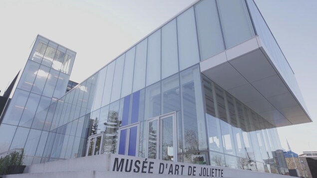 Édifice et enseigne du Musée d'art de Joliette.