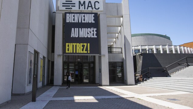 Une banderole indique que le Musée est rouvert sur sa façade.