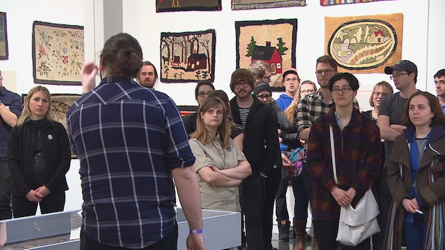 Un jeune public absorbé au musée