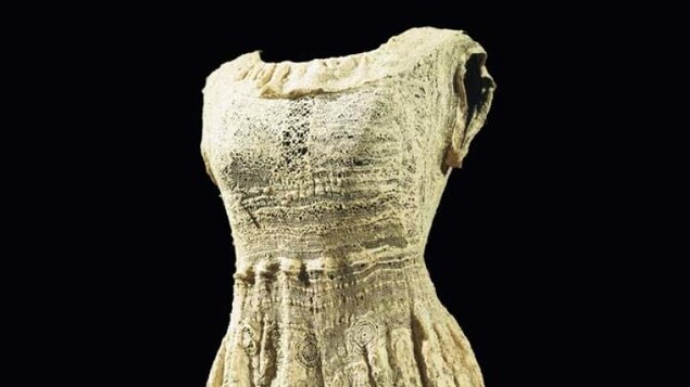 L'oeuvre « Sans titre », réalisée par Marguerite Sirvins, est une robe de dentelle datant d'entre 1944 et 1955. L'oeuvre « Sans titre », réalisée par Marguerite Sirvins, est une robe de dentelle datant d'entre 1944 et 1955.