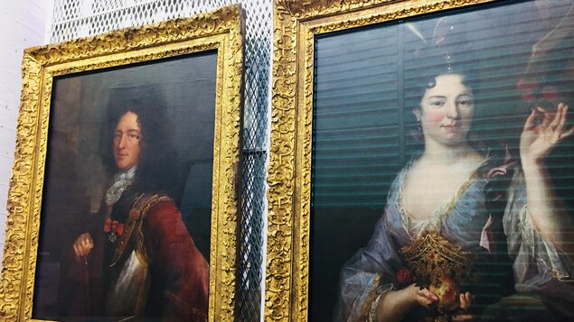 Les deux portraits côte à côte, avec des cadres dorés et ouvragés Les deux portraits côte à côte, avec des cadres dorés et ouvragés