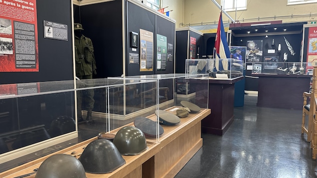 Une salle d'exposition dans un musée.