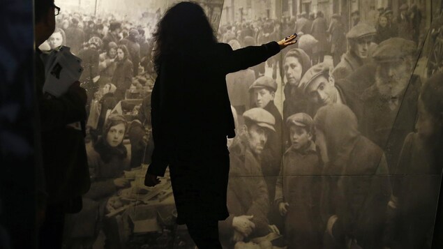 Un guide présente une exposition au Musée Polin à Varsovie. Un guide présente une exposition au Musée Polin à Varsovie.