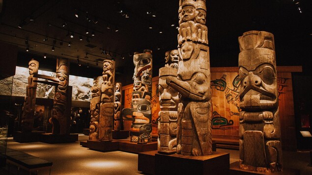 Exposition de totems au Musée royal de la Colombie-Britannique.