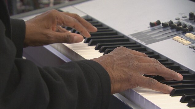 Gros plan sur les mains d'un musicien qui joue du piano