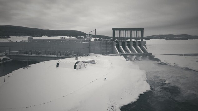 Un barrage hydroélectrique entouré de glace.