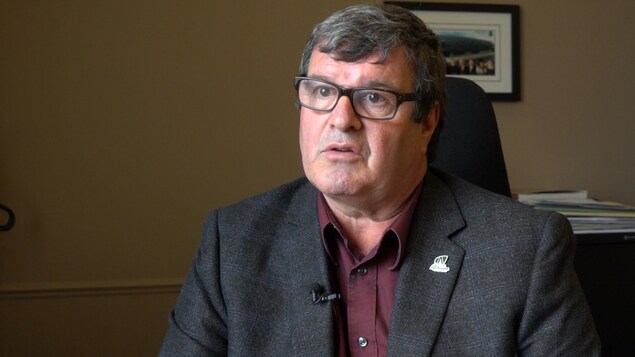 Bernard Ouellet rappelle que les citoyens qui ne s’opposent pas au cimetière, n’ont pas à demander l’ouverture d’un registre. Bernard Ouellet rappelle que les citoyens qui ne s’opposent pas au cimetière, n’ont pas à demander l’ouverture d’un registre.