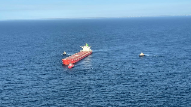 Un navire en panne, le Comanche, est remorqué au large de Terre-Neuve