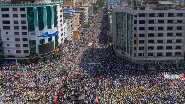 Manifestation contre le coup d'État militaire à Mandalay le 22 février 2021.