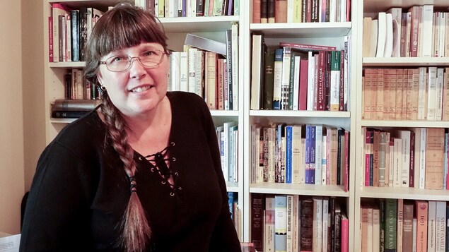 L'écrivaine Mylène Gilbert-Dumas pose devant une bibliothèque, dans son bureau. L'écrivaine Mylène Gilbert-Dumas pose devant une bibliothèque, dans son bureau.