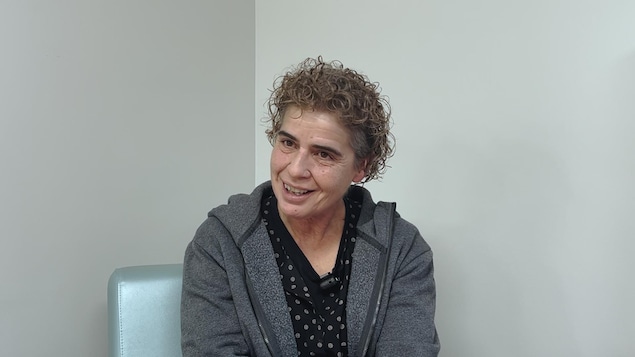 Une femme souriante dans un bureau