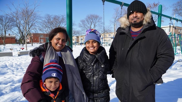 La famille de réfugiés srilankais qui a hébergé Edward Snowden, en hiver, dans un parc de Montréal.