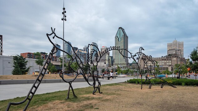 Une partie de la sculpture. Au loin, on va les gratte-ciels du centre-ville de Montréal.