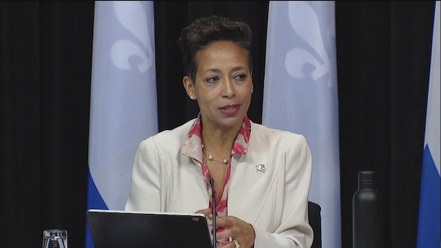 Mme Girault s'adresse aux médias lors d'une conférence de presse.
