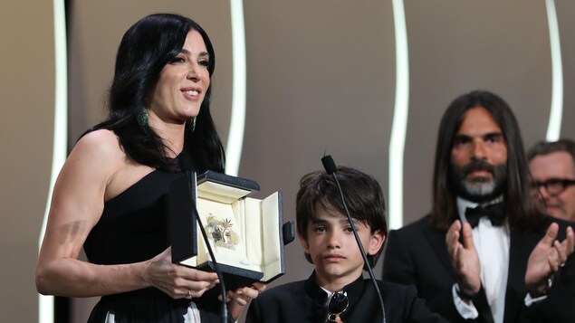 La réalisatrise et actrice libanaise Nadine Labaki a reçu le prix du jury pour Capharnaüm . Elle était accompagnée sur scène du jeune acteur Zain Al Rafeea, qui tient le premier rôle dans le film, et de son mari, le producteur Khaled Mouzanar. La réalisatrise et actrice libanaise Nadine Labaki a reçu le prix du jury pour Capharnaüm . Elle était accompagnée sur scène du jeune acteur Zain Al Rafeea, qui tient le premier rôle dans le film, et de son mari, le producteur Khaled Mouzanar.