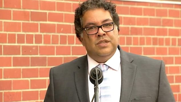 Le maire de Calgary, Naheed Nenshi, lors d'une conférence de presse Le maire de Calgary, Naheed Nenshi, lors d'une conférence de presse