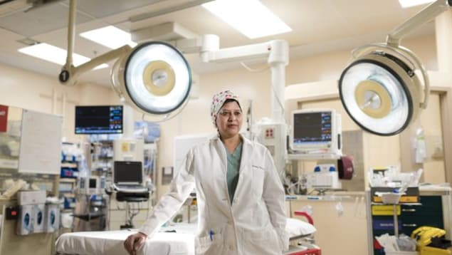 Najma Admed dans une salle d’opération d’un hôpital.