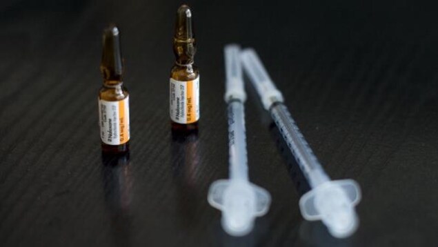 Deux flacons de naloxone et deux seringues.
