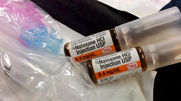 Deux fioles de naloxone dans une trousse Deux fioles de naloxone dans une trousse
