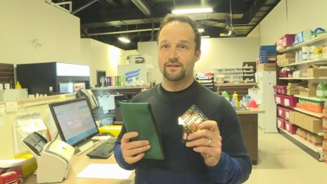 Mark Barnes est propriétaire d'une pharmacie à Vanier. Il distribue des kits de naloxone gratuits. Mark Barnes est propriétaire d'une pharmacie à Vanier. Il distribue des kits de naloxone gratuits.