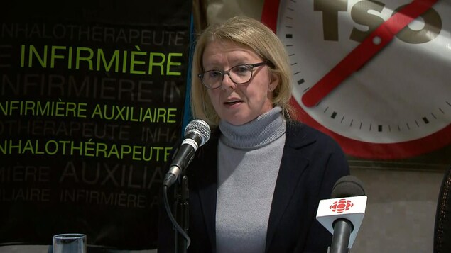 Nancy Hogan parle aux journalistes.