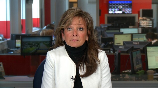 Plan moyen de Nancy Bédard sur un plateau de Radio-Canada.
