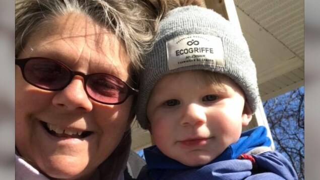 Nancy Bois et son petit-fils, Antoine.