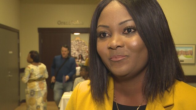 Me Nancy Kabasele Nyota devant la porte d'entrée du Grand Salon du Campus Saint-Jean d'Edmonton. Me Nancy Kabasele Nyota devant la porte d'entrée du Grand Salon du Campus Saint-Jean d'Edmonton.