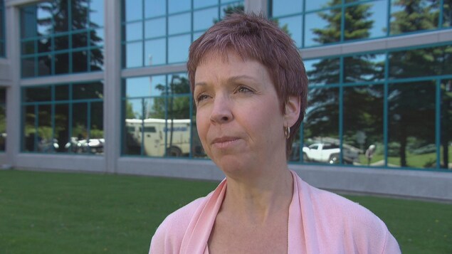 Nancy Langdon qui répond aux questions d'un journaliste devant les bureaux de Santé publique Ottawa. Nancy Langdon qui répond aux questions d'un journaliste devant les bureaux de Santé publique Ottawa.