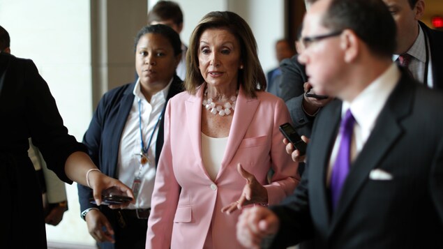 Nancy Pelosi entourée de journalistes.