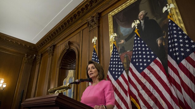 Nancy Pelosi devant des drapeaux des États-Unis. Nancy Pelosi devant des drapeaux des États-Unis.