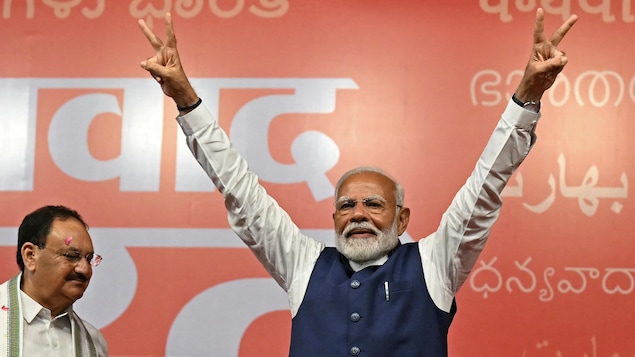 M. Modi fait le signe de la victoire avec ses bras.