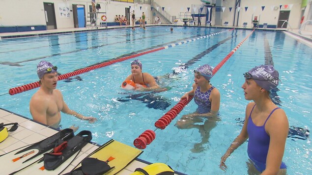 Quatre sauveteurs sportifs dans la piscine du Centre Mario Tremblay à Alma.