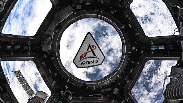 L'équipage 74 de la Station spatiale internationale a montré son soutien à celui de la mission Artemis II en affichant un écusson du programme dans une fenêtre de l’avant-poste orbital. 