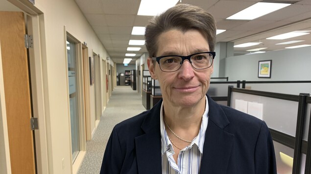 Nahalie Brideau debout dans édifice à bureau 