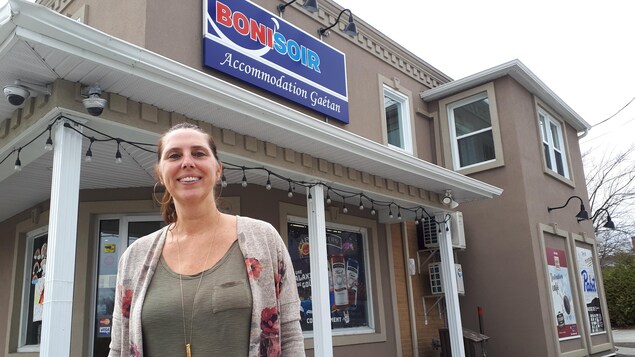 Nathalie Martin est devant son dépanneur.