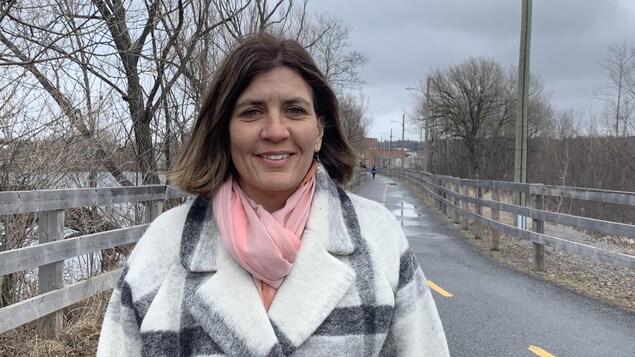 La mairesse de Magog devant la piste cyclable. 
