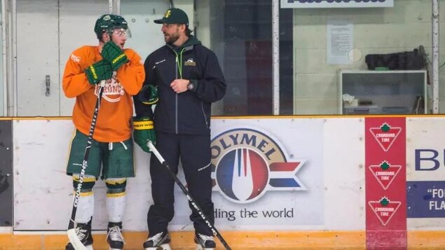Nathan Oystrick discute avec le jeune sportif lors d'un entraînement à l'aréna Elgar Peterson. Nathan Oystrick discute avec le jeune sportif lors d'un entraînement à l'aréna Elgar Peterson.