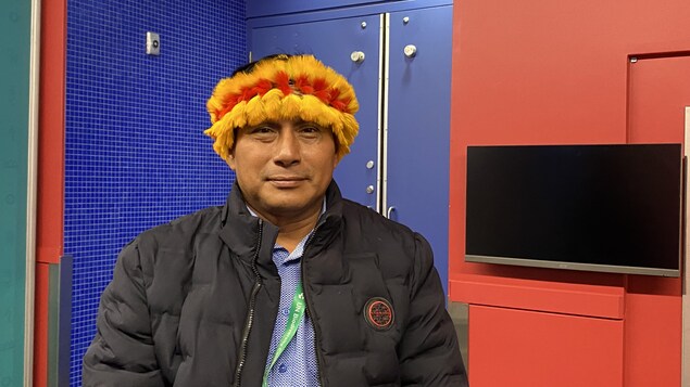 Un homme autochtone péruvien au Palais des Congrès de Montréal dans le cadre de la COP15.